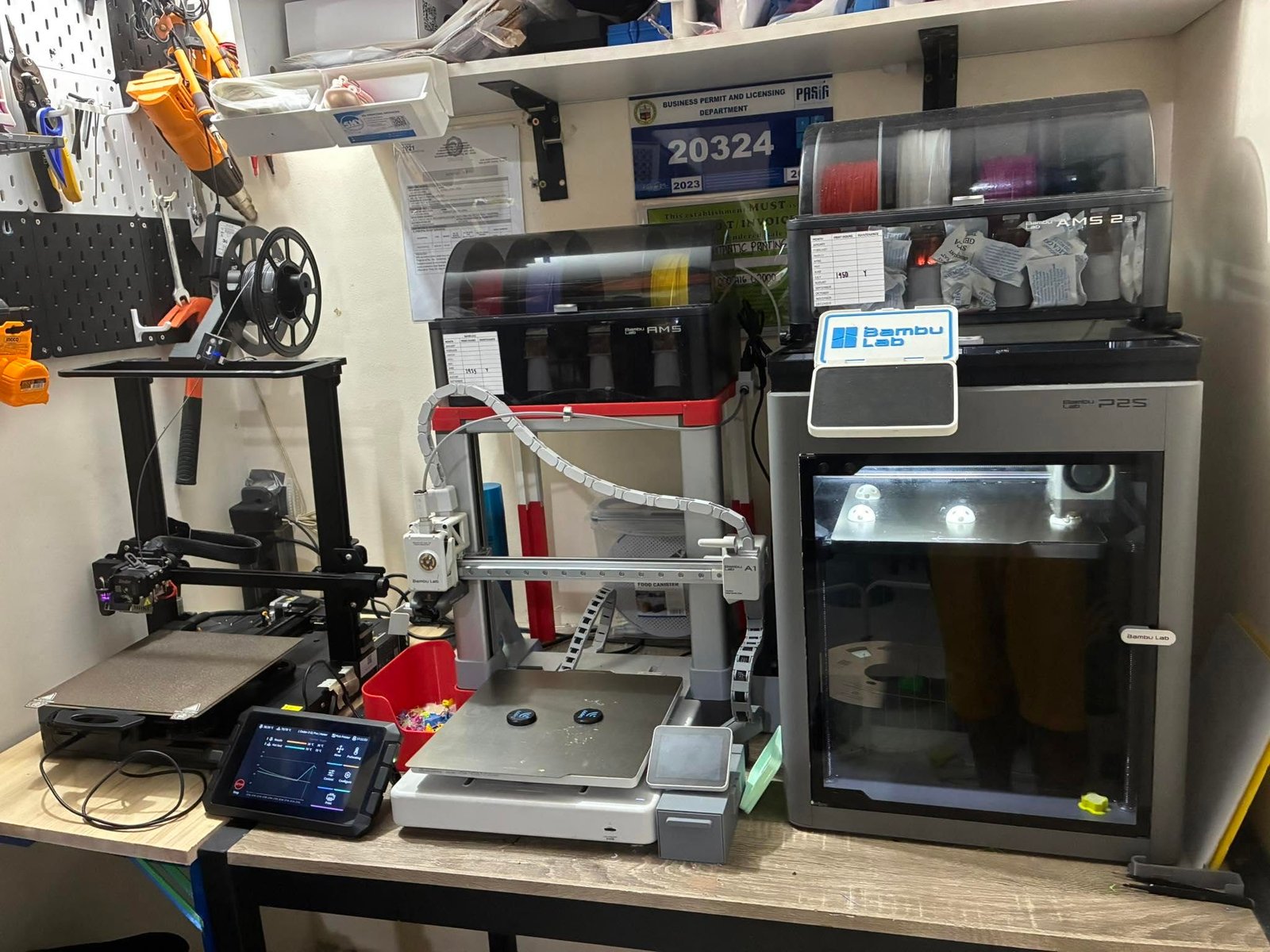 SKY 3D's workshop with several filament 3D printers